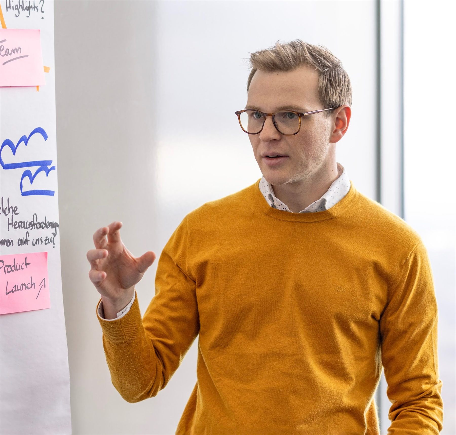 Tom Biermann in einem Workshop an einem Flipchart