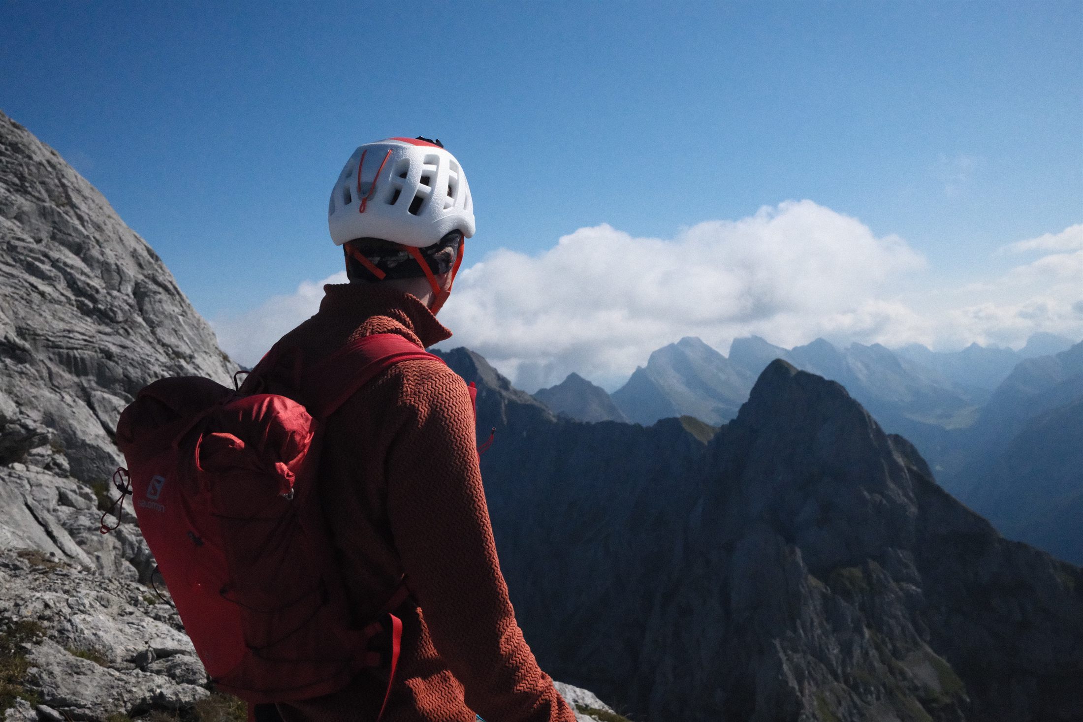 Blick über einen Grat in den Bergen